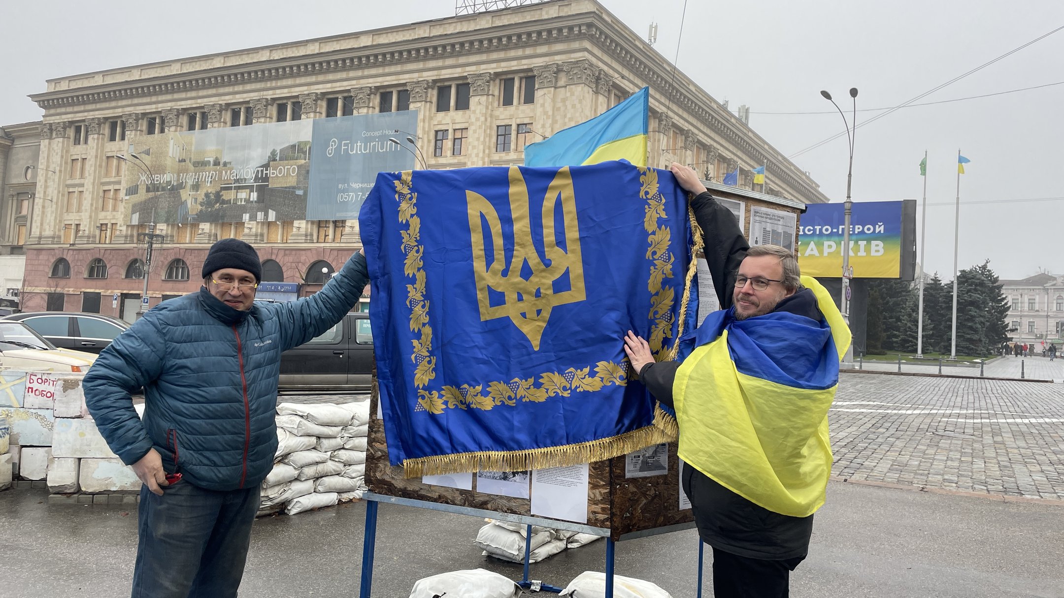 В Харькове при ударе РФ уцелели президентский флаг и табличка евромайдановцам