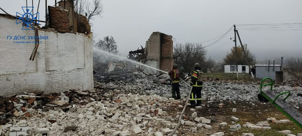 Ворог зруйнував навчальний заклад на Куп’янщині: виникла масштабна пожежа