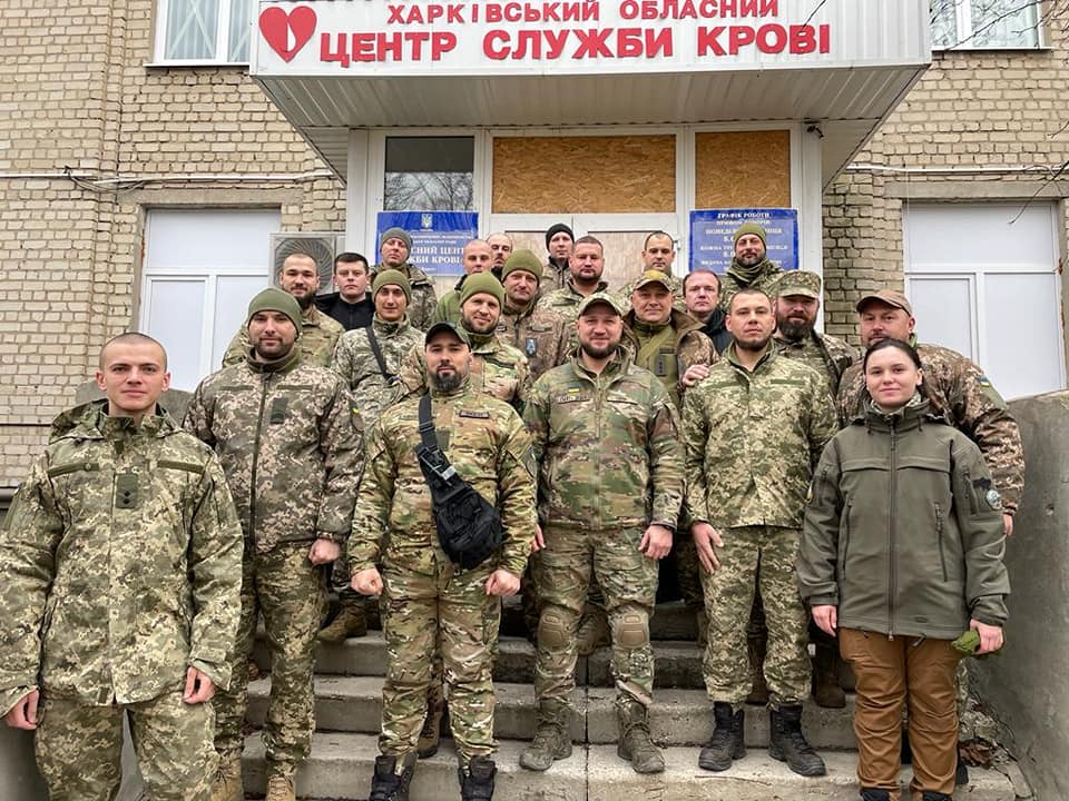 Сдают кровь и донатят на поддержку пожилых людей в Харькове: ВСУ успевают все
