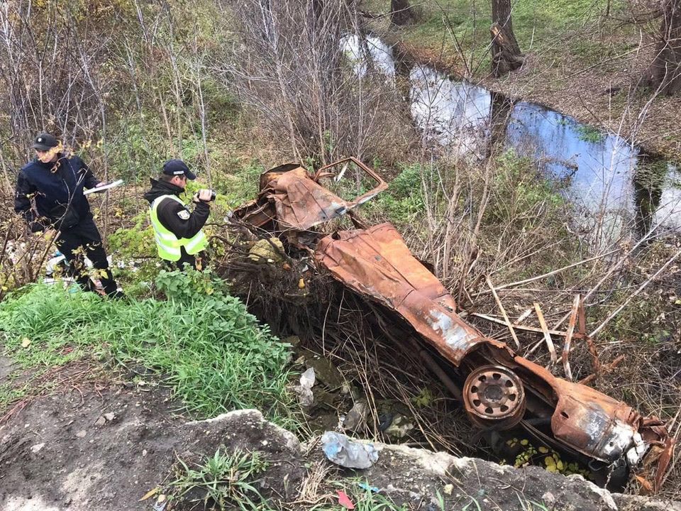 Обстріляли авто з людьми та скинули з урвища: подробиці трагедії в Ізюмі