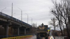 В Изюме заменили разрушенный мост через Северский Донец переправой (фото)