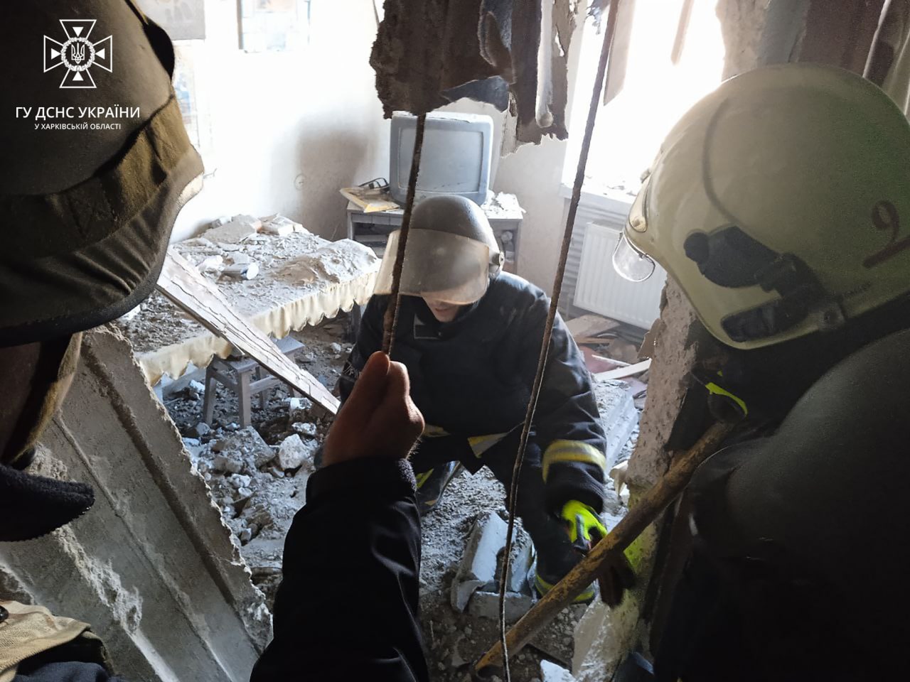 Спасатели разбирают завалы в Ковшаровке на Харьковщине
