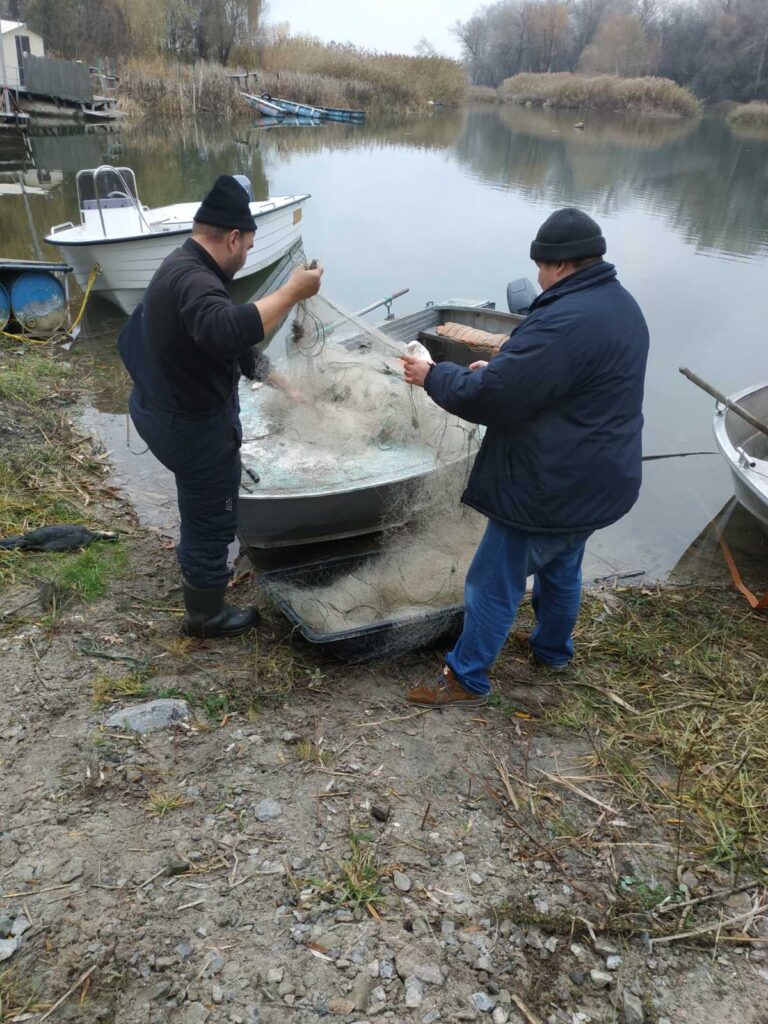 На Печенізькому водосховищі держекоінспектори вже “ганяють” рибалок із сітками