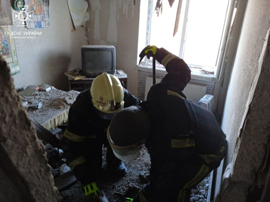 У Ківшарівці на Харківщині під завалами 5-поверхівки знайшли тіло жінки (фото)