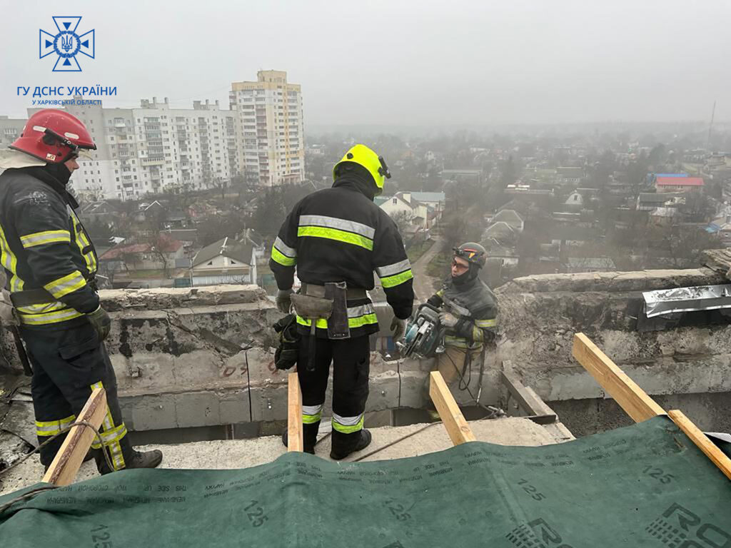 Бійці ДСНС розбирають завали дев’ятиповерхівки в Індустріальному районі