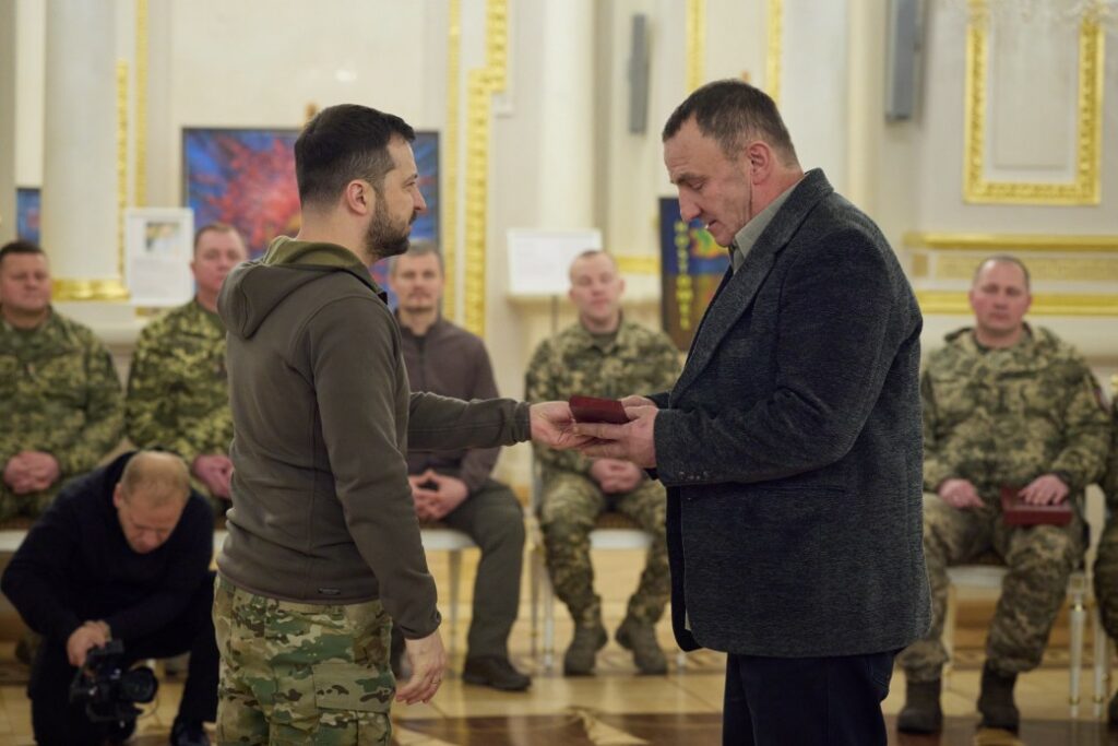 Зеленський нагородив лікаря з Ізюма, який 4,5 місяця війни прожив у лікарні