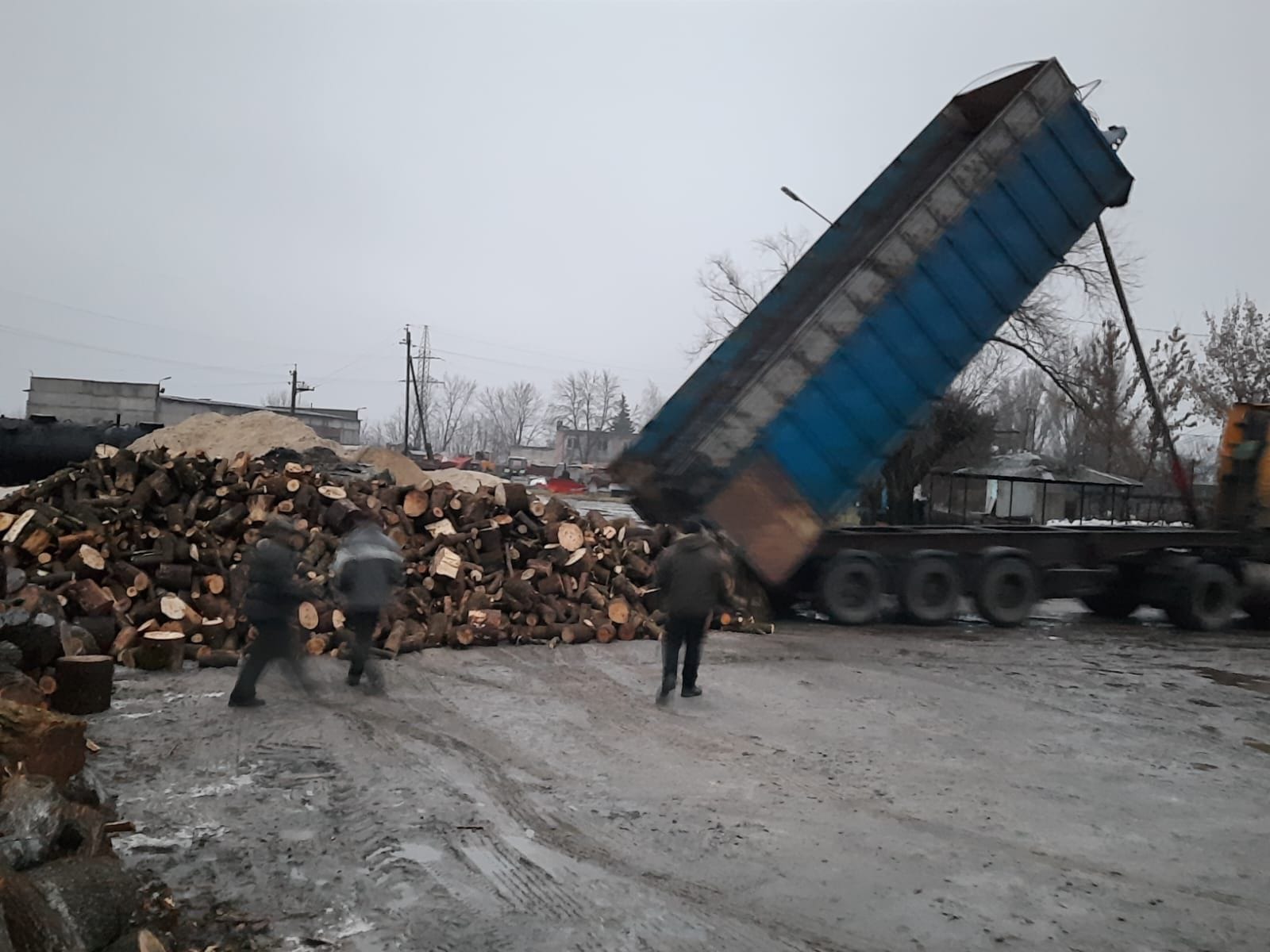 Вантажівка з дровами в Лозовій.