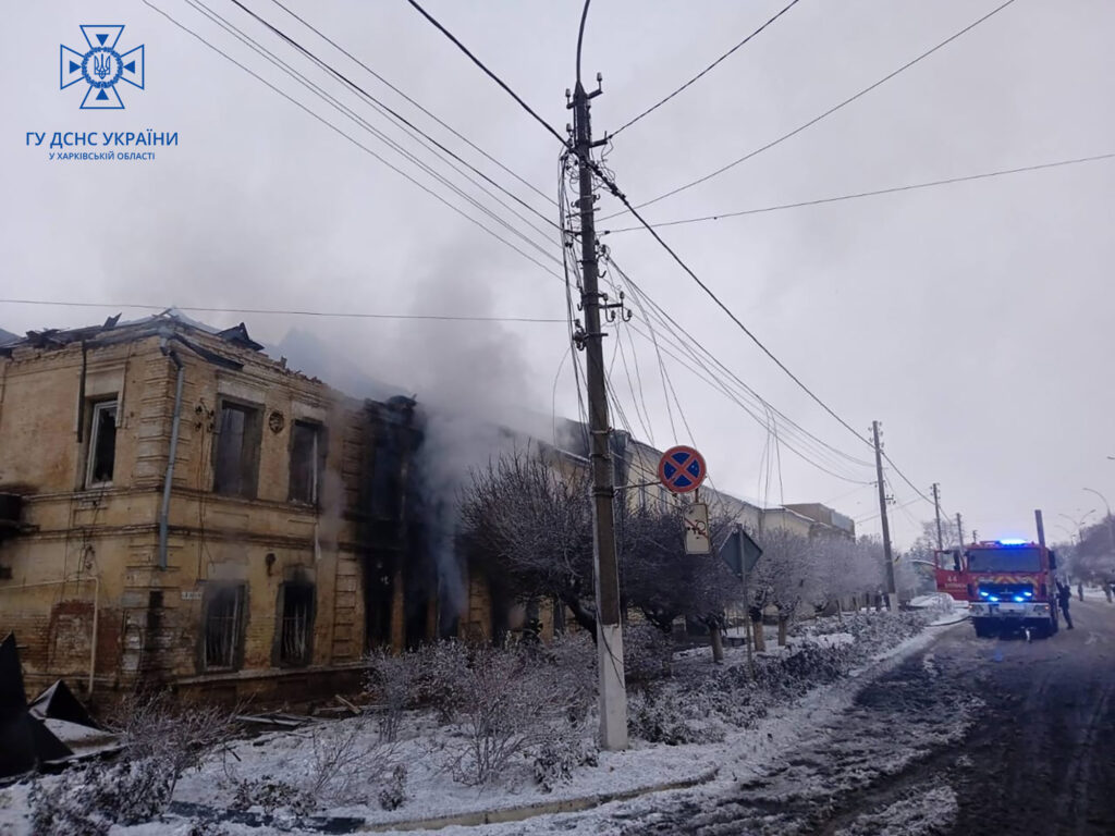 Ранковий обстріл Куп’янська: надзвичайники загасили масштабну пожежу (фото)