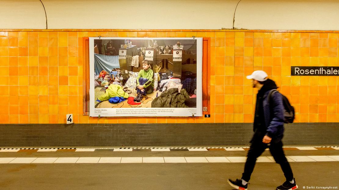 Фото харьковчан, прятавшихся от обстрелов в метро, разместили в метро Берлина