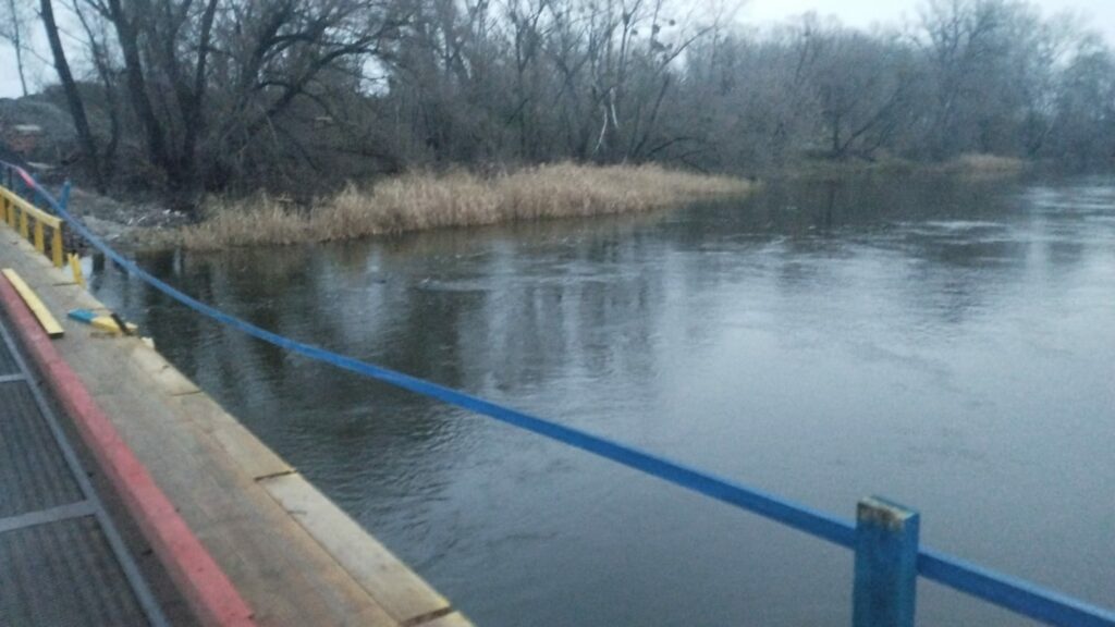 Машина впала з мосту в річку: на Харківщині троє людей загинули в ДТП (фото)