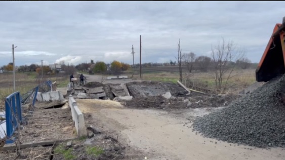 В деоккупированной Боровой строят временную переправу (видео)