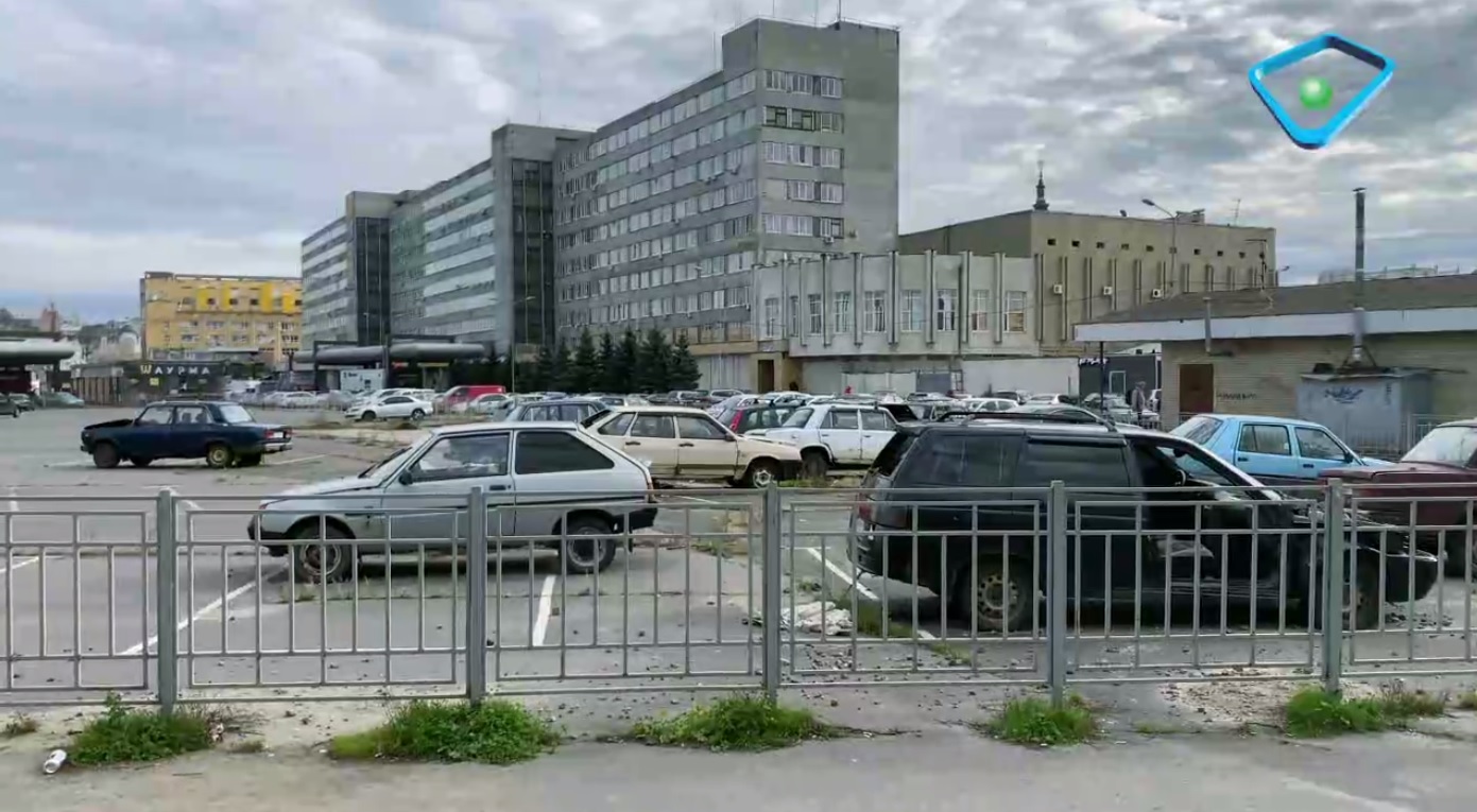 «Кладбище машин» на харьковском рынке: брошенные авто разворовывают (сюжет)