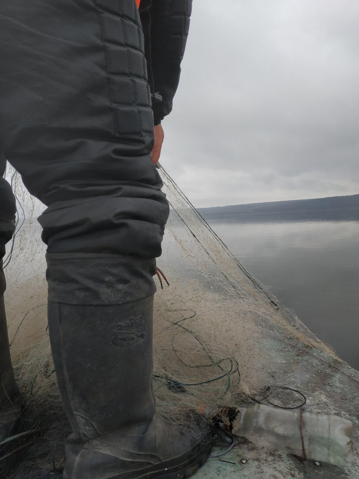 Рибальська мережа на Печенізькому водосховищі