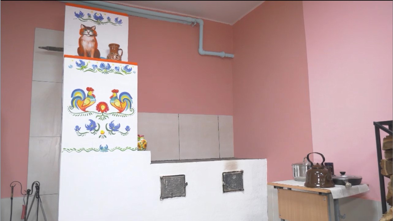 Терехов показал пункт обогрева в школе, где построили дровяную печь (видео)