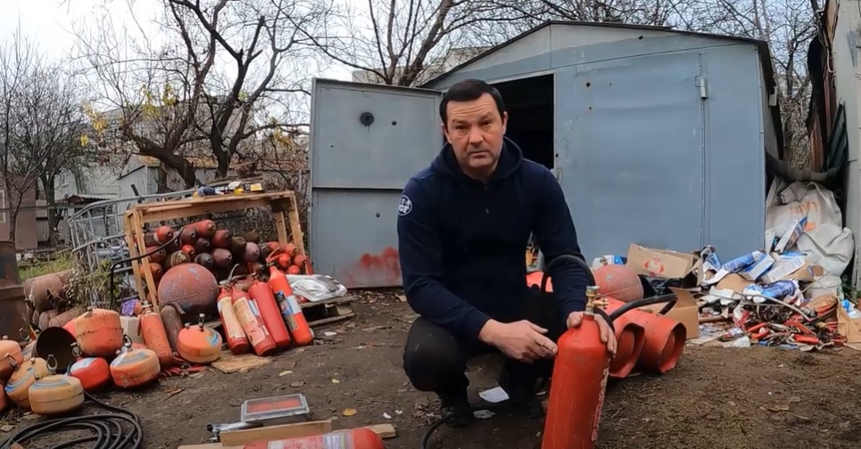 Гріє і не димить: харківський волонтер робить обігрівачі з вогнегасників