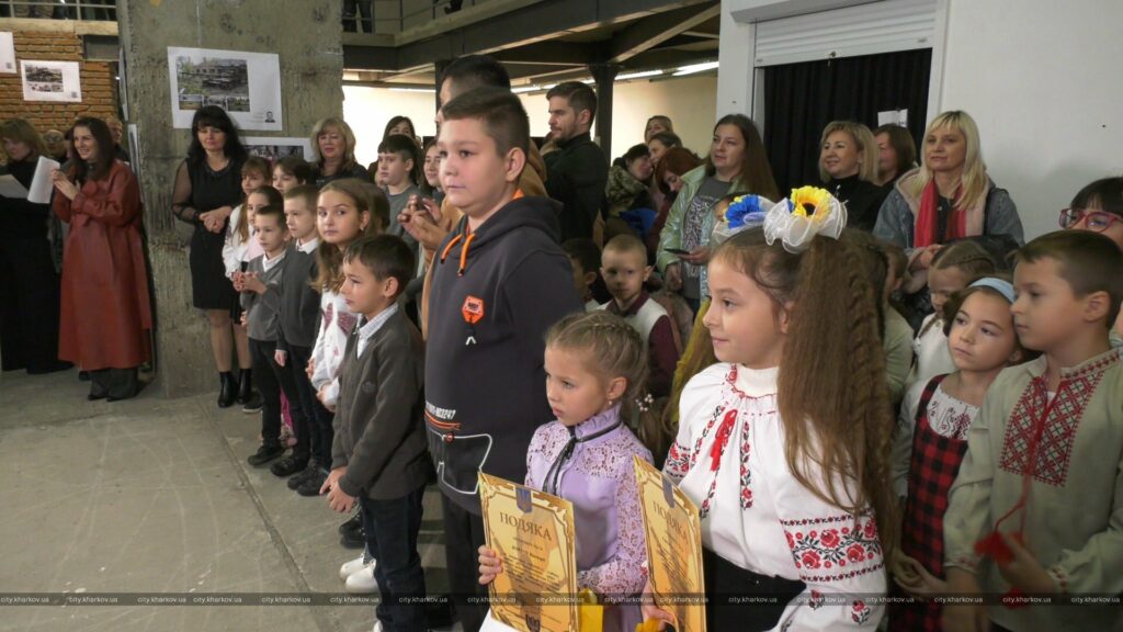 Делали сувениры: более 100 тыс грн собрали дети для ТрО Харькова (видео)