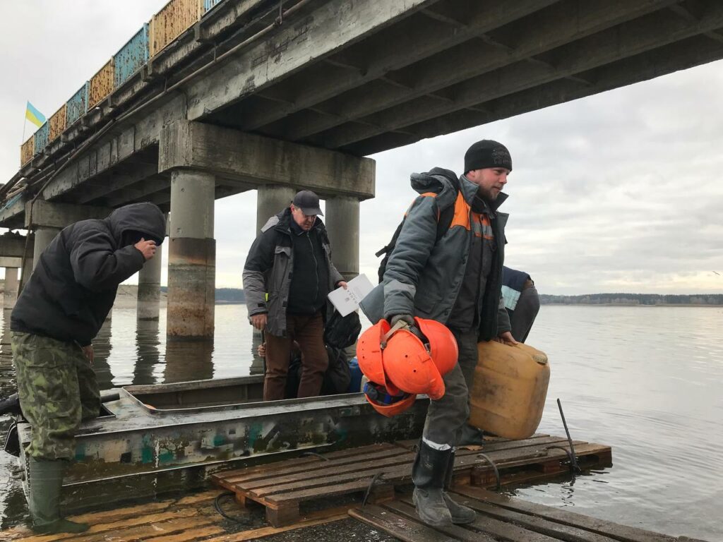 На моторному човні. Як ремонтують електромережу у Старому Салтові під Харковом