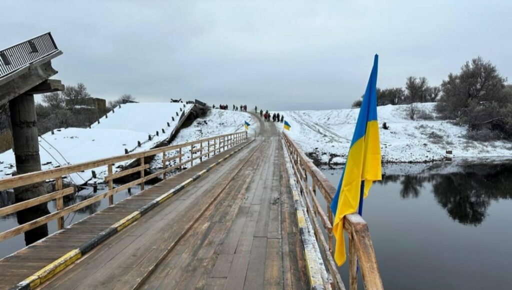 На Харьковщине возле Изюма за неделю дорожники восстановили 5 мостов к селам