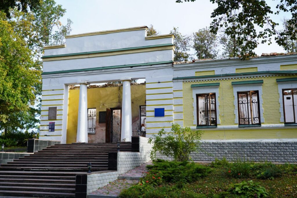 На консервацию разбитого РФ музея Сковороды на Харьковщине выделяют миллионы