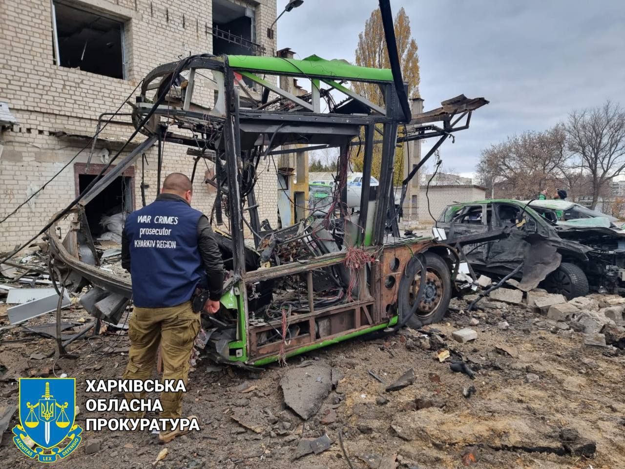 В Харькове после обстрела сгорел троллейбус ночью 3 ноября