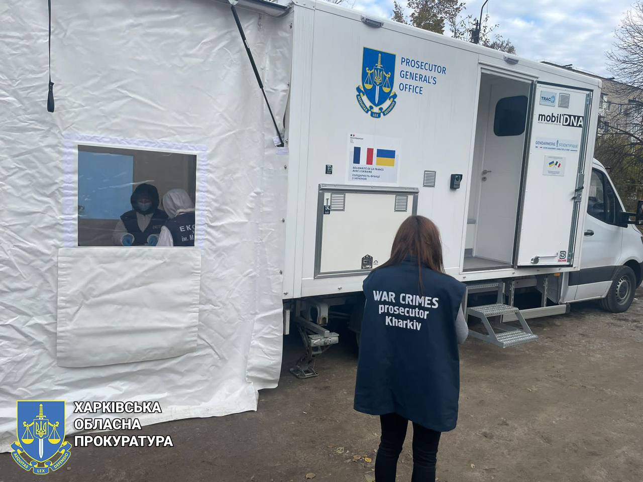В Изюме начали отбор ДНК у местных жителей для идентификации погибших