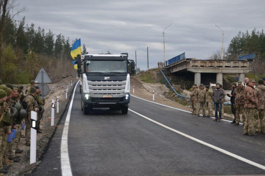 Переправа в Изюме готова, на очереди — мост через Печенежское водохранилище