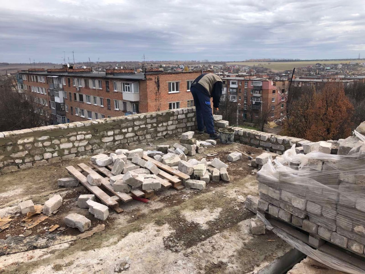 У Немишлянському районі Харкова відбудовують будинки, зруйновані обстрілами