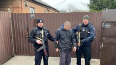 Сумку з гранатами і пістолети відібрали в харків’янина поліцейські (фото)