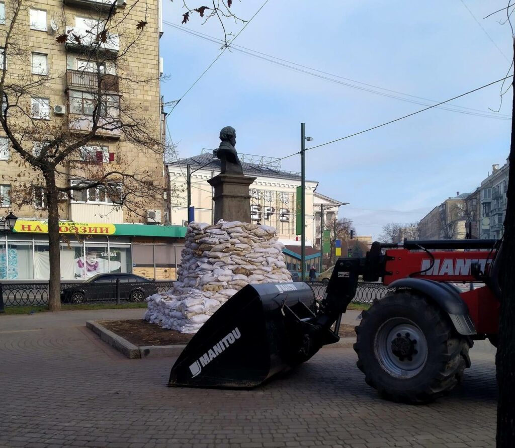 Памятник Пушкину в Харькове обкладывают мешками с песком — соцсети