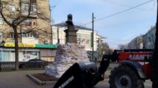 Памятник Пушкину в Харькове обкладывают мешками с песком — соцсети