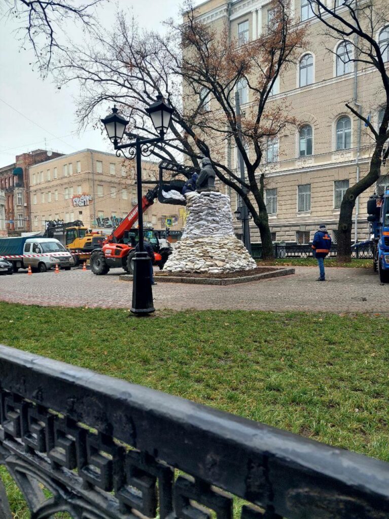 У Харкові Гоголя відправляють за Пушкіним (фото, відео)