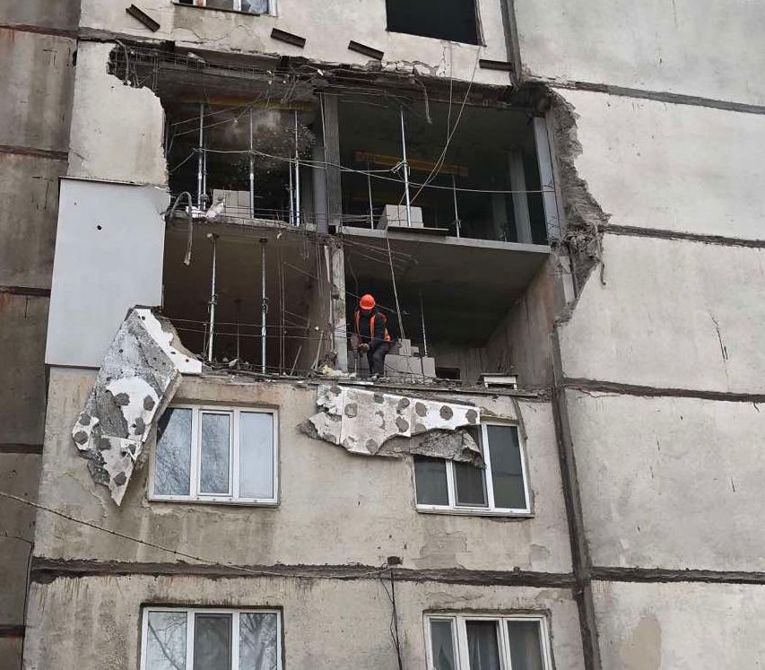 В Харькове восстанавливают рухнувшие стены панельных домов (фото)