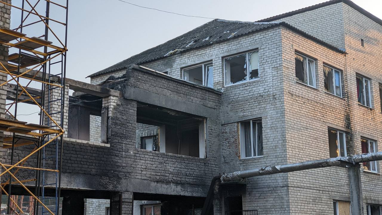 В Балаклее отстраивают разрушенную российскими оккупантами больницу 