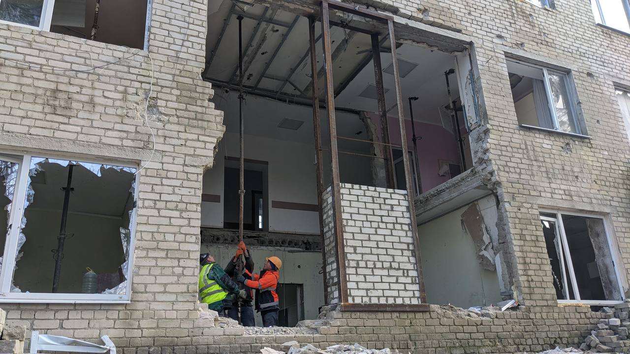 На Харківщині відновлюють лікарню, зруйновану навесні (фото)
