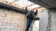 Снаряд зруйнував дах та стіни: у Харкові відновлюють будинок (фото)