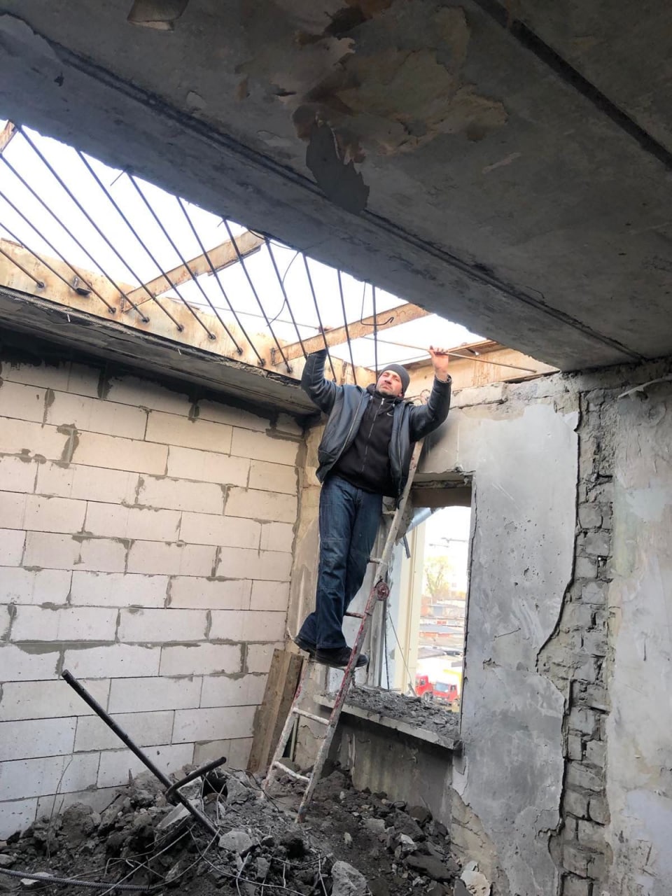 Снаряд зруйнував дах та стіни: у Харкові відновлюють будинок (фото)
