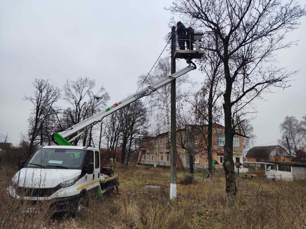 У селі на Харківщині, що було без світла два місяці, відновили електрику