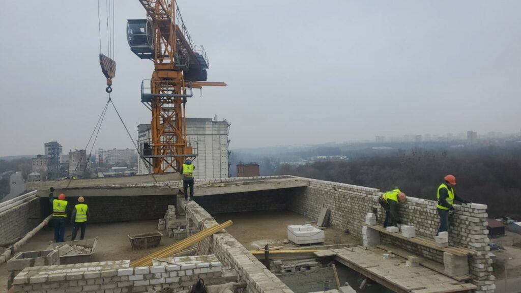 Залучили 1,6 млрд держсубвенцій. За які гроші відбудовують доми в Харкові