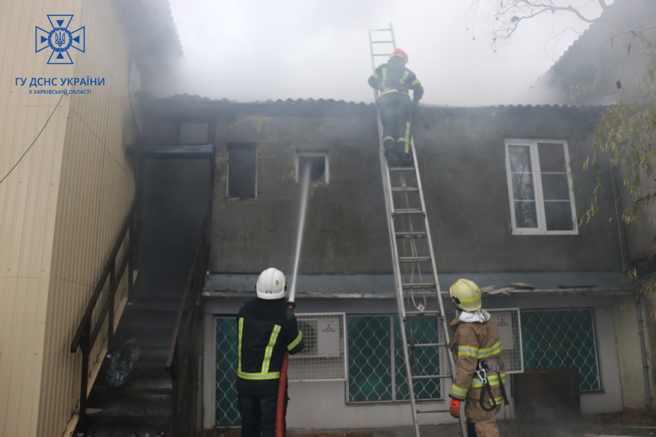 В Харькове чрезвычайники потушили масштабный пожар в двухэтажке (фото)