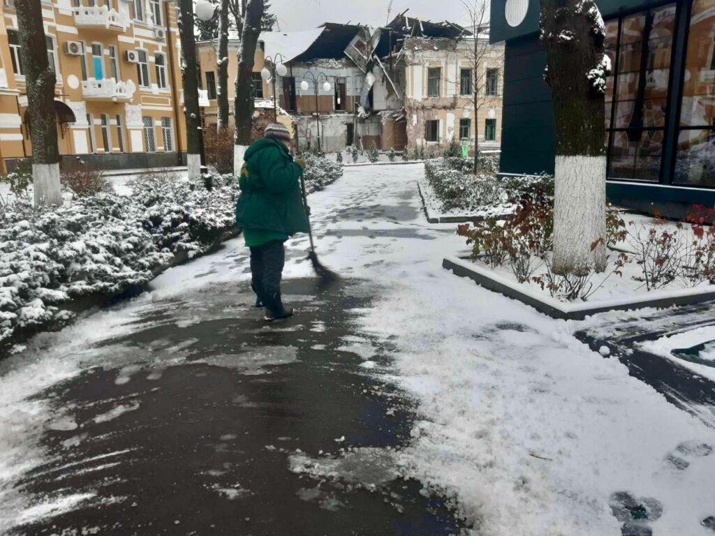 В парках и скверах Харькова расчищают снег (фото)