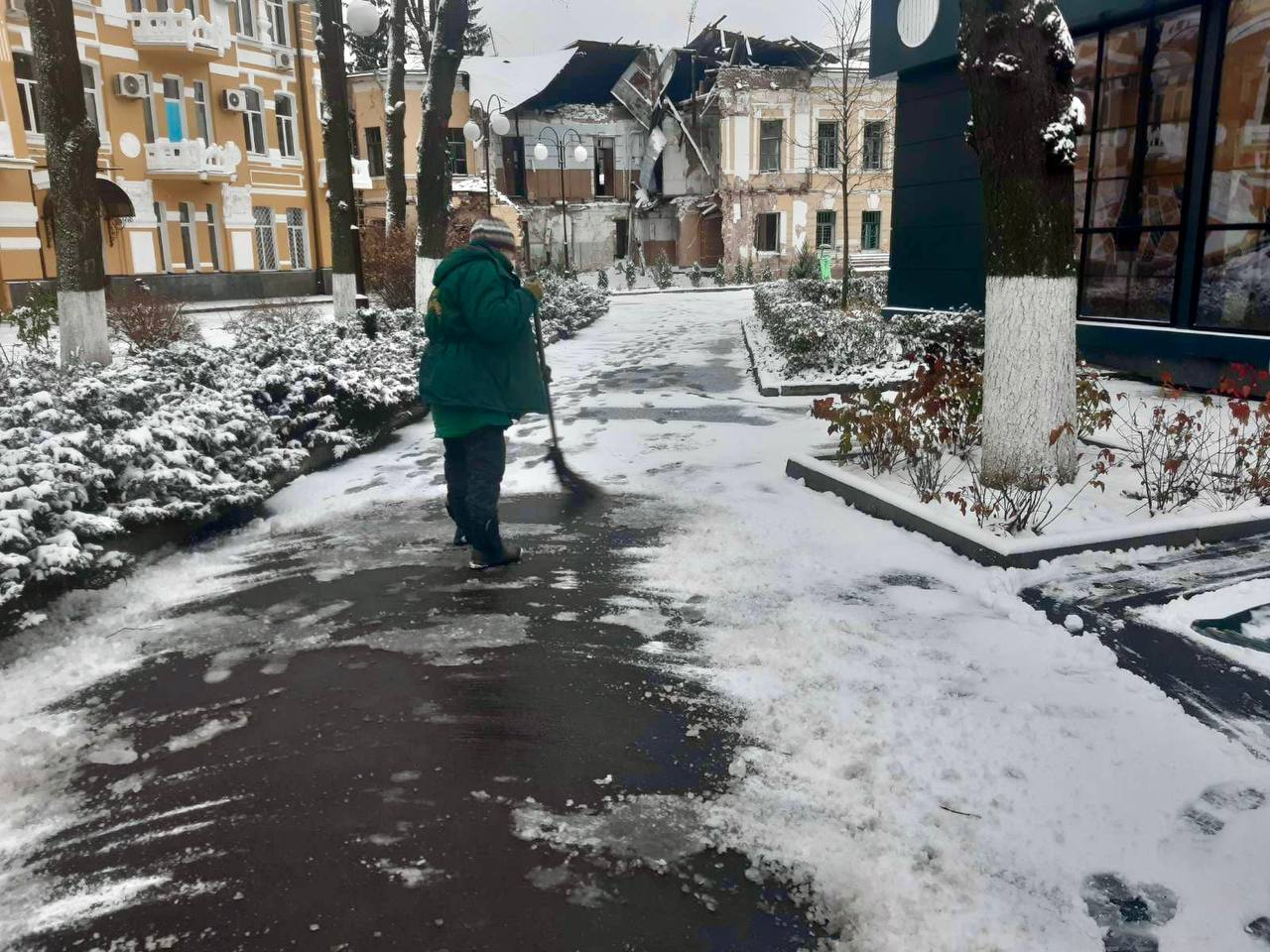 У парках та скверах Харкова розчищають сніг (фото)