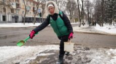 Гололед в Харькове: сотни коммунальщиков посыпают дорожки песком