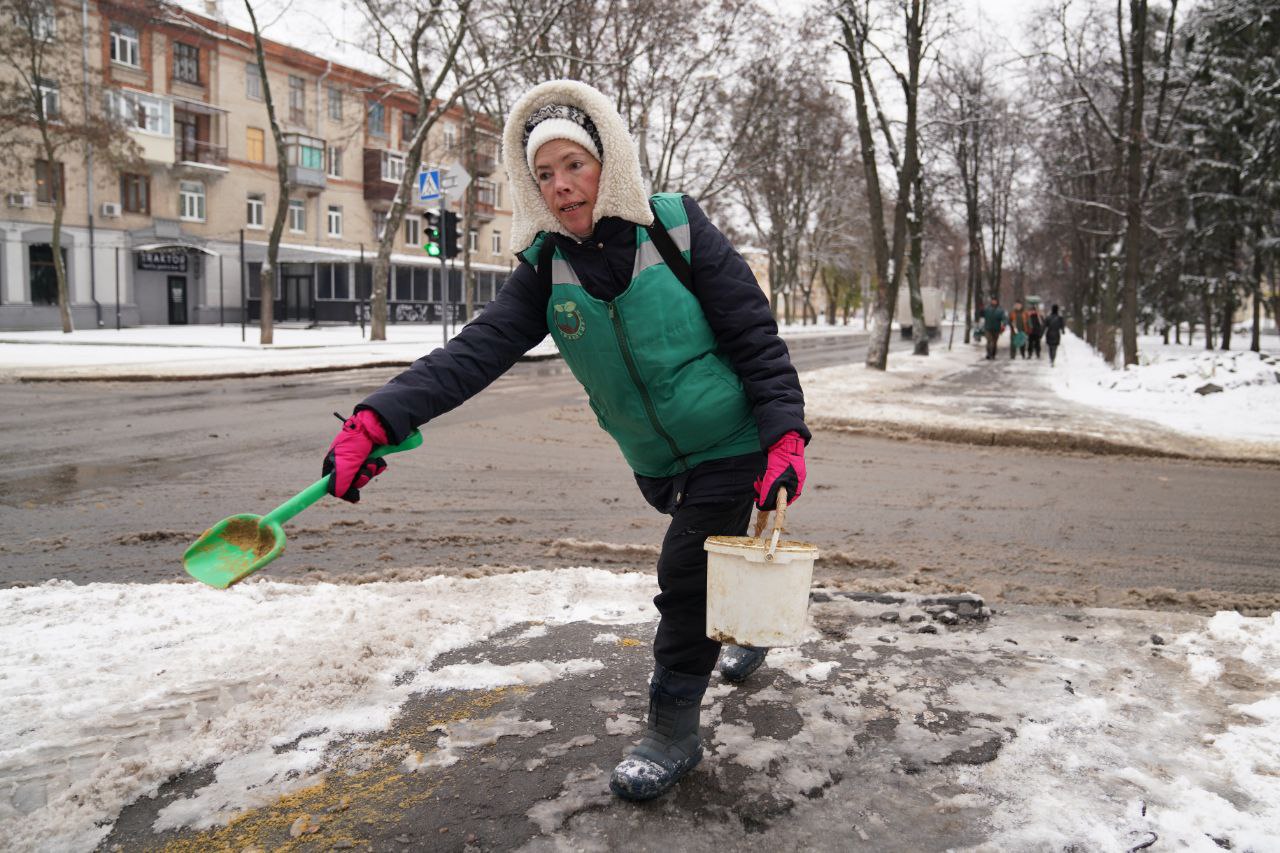 Ожеледиця в Харкові: сотні комунальників посипають доріжки піском