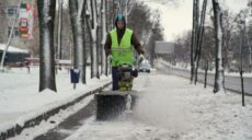 Перший сніг у Харкові: понад 2 тисячі комунальників розчищали вулиці та двори