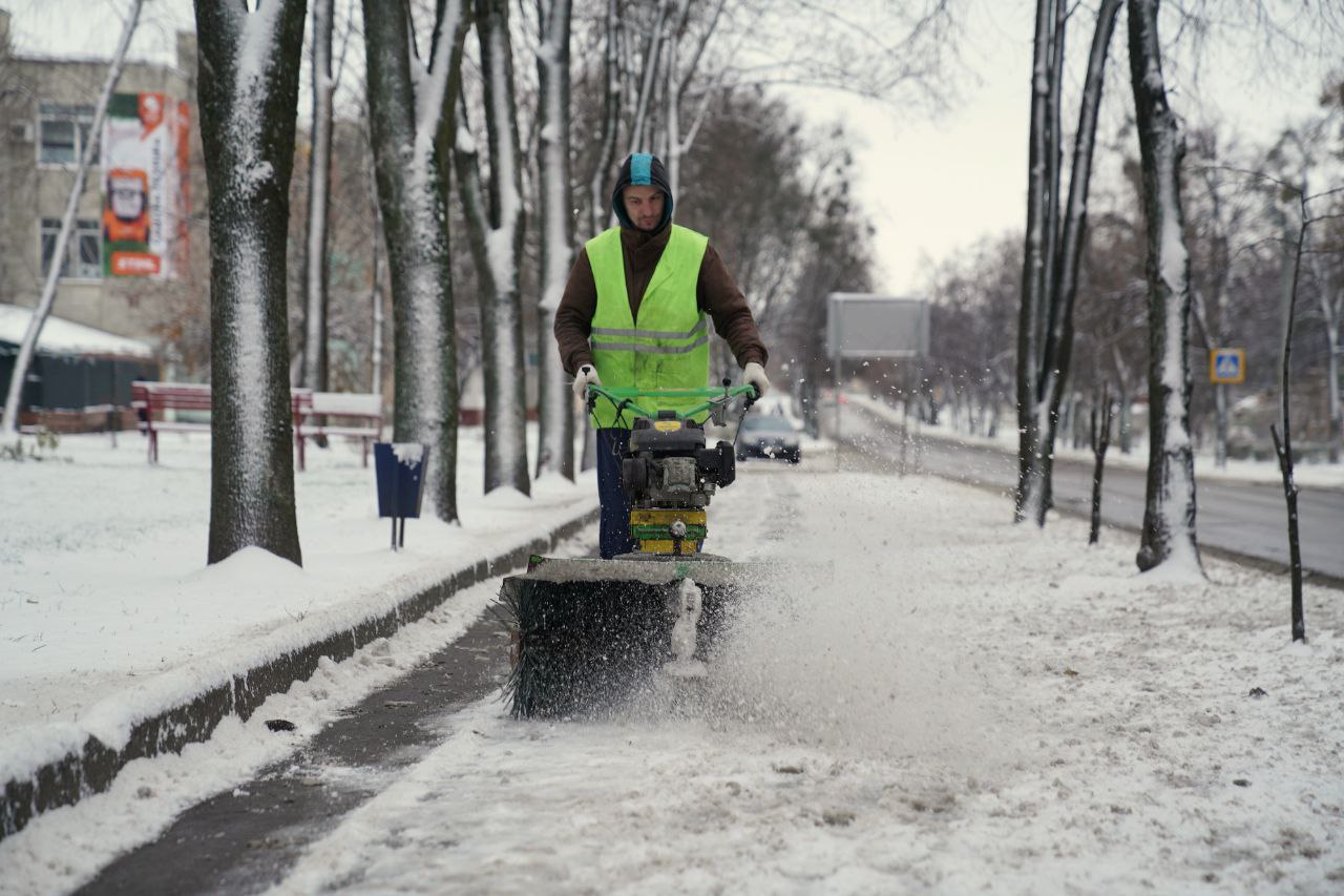 Перший сніг у Харкові: понад 2 тисячі комунальників розчищали вулиці та двори