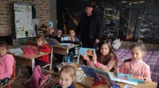 Учителька з деокупованого села на Харківщині відкрила школу в себе вдома