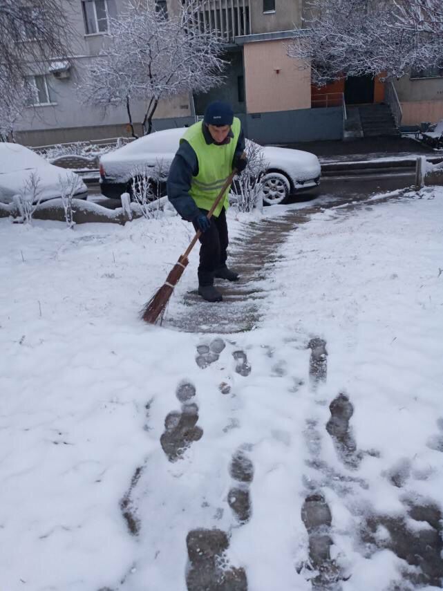 Дворник в Харькове чистит снег