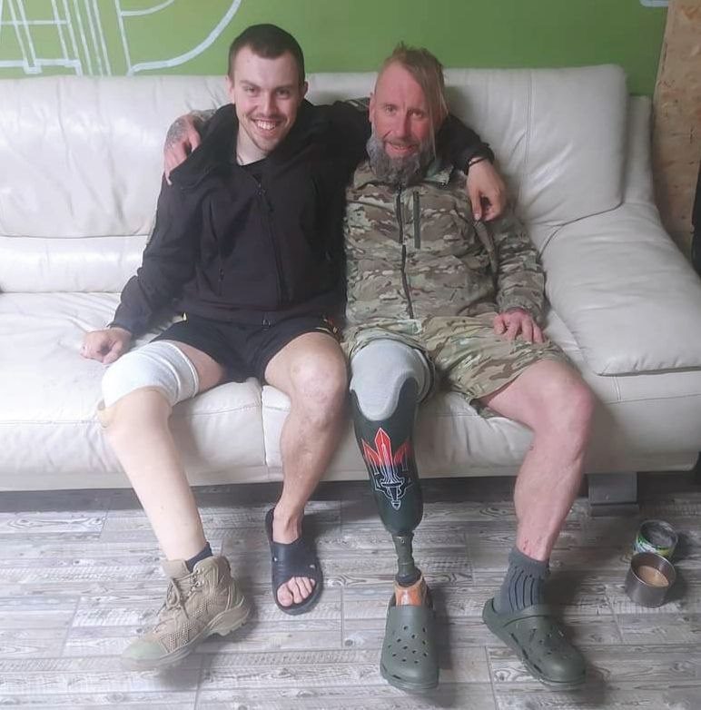 Роман Кашпур и его сослуживец "Тритон" воюют на протезах