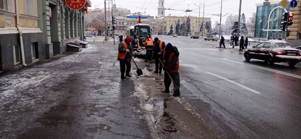 Харьков чистят от снега 23 ноября 11