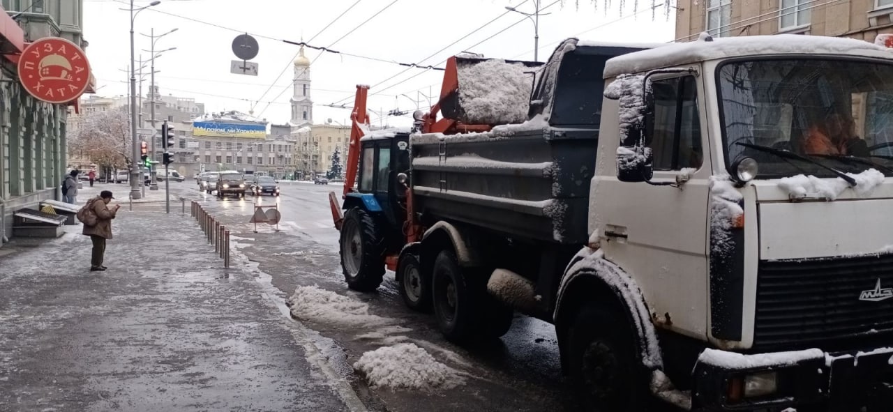 Харьков чистят от снега 23 ноября 12